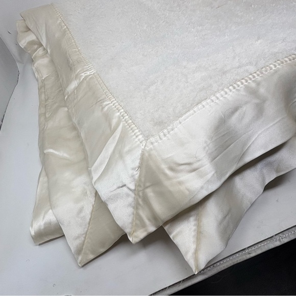 NK HOME Ivory 100% Natural Charmeuse Silk Luxurious Blanket Satin Trim 86” X 94” - Picture 5 of 9